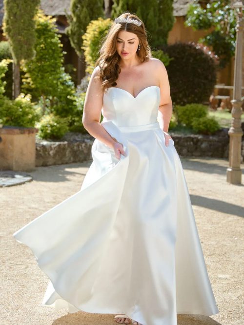 TC303 'Demi' Tania Olsen a structured strapless bodice with a sweetheart neckline